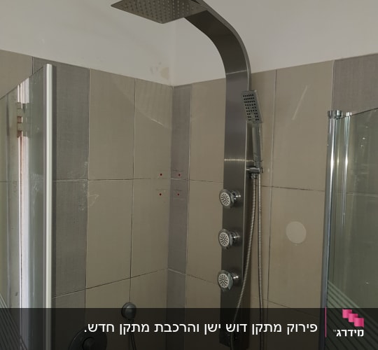 ראש מקלחת מרובע עם ברזים וכפתורים